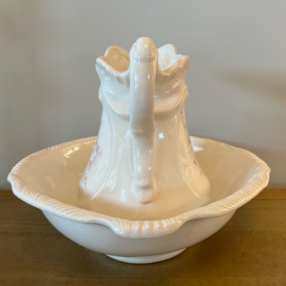 Arnel's Vintage Victorian Style Pitcher and Wash Basin - Picture 4 of 4
